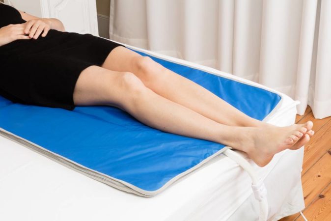 Placer surmatelas intense sous les jambes lourdes