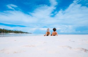 Couple qui bronze sur la plage