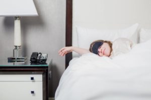 Femme qui dort à l'hotel