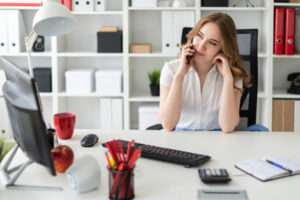 Femme-assise-au-travail-à-son-bureau