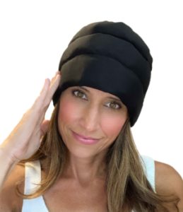 HeadacheHat-femme-avec-bandeau-refrigerant-web
