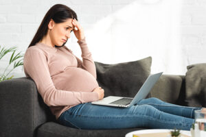 femme-enceinte-avec-migraine
