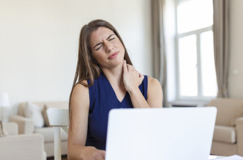 femme-avec-douleurs-cervicales-dues-au-stress