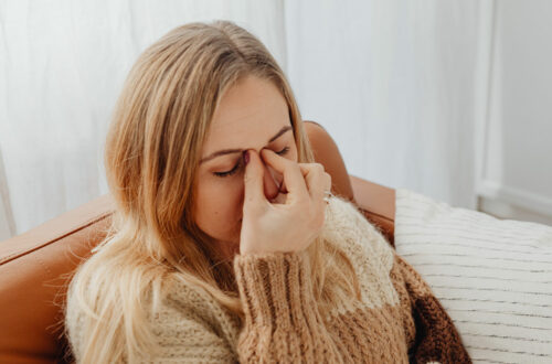 femme-avec-sinusite-nez-congestionne