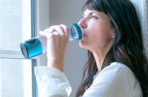 Femme buvant de l'eau hydrogénée avec la gourde Climsom Pure pour soulager les maux de tête